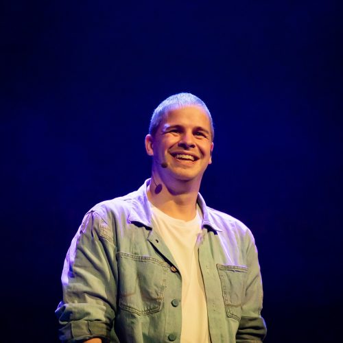Matthijn Buwalda trapt nieuwe serie ‘De Levensles van…’ af in Apeldoorn