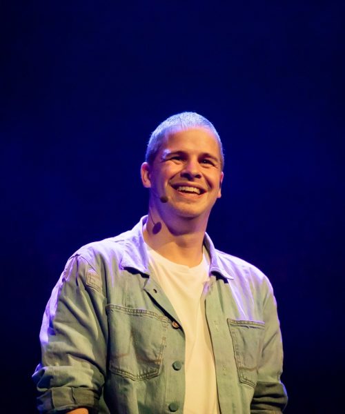 Matthijn Buwalda trapt nieuwe serie ‘De Levensles van…’ af in Apeldoorn