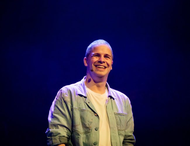 Matthijn Buwalda trapt nieuwe serie ‘De Levensles van…’ af in Apeldoorn