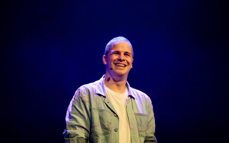 Matthijn Buwalda trapt nieuwe serie ‘De Levensles van…’ af in Apeldoorn