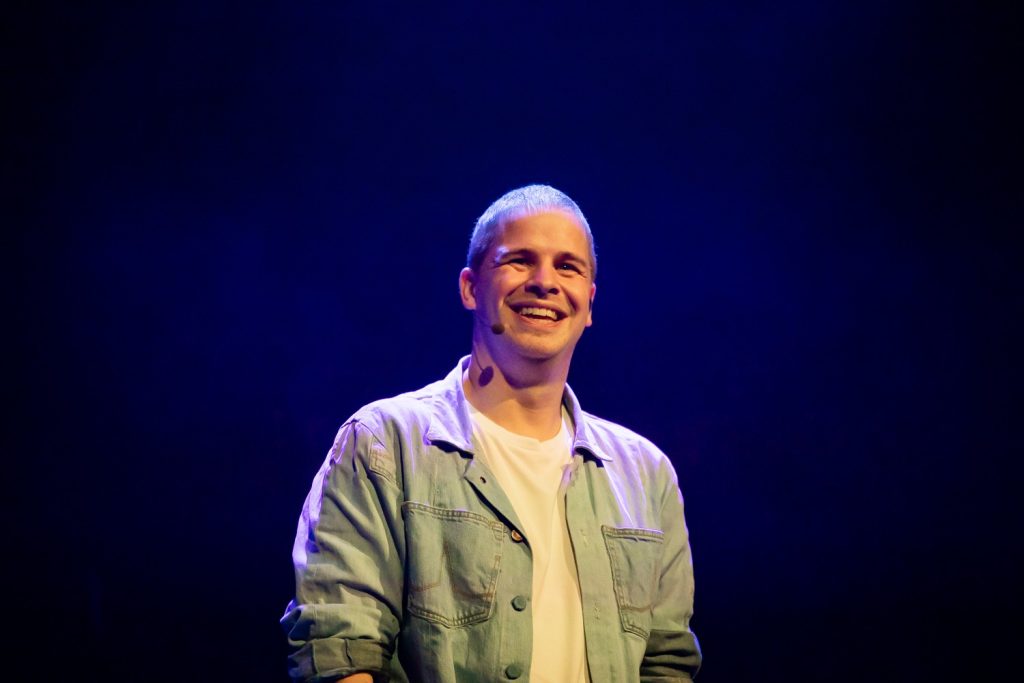 Matthijn Buwalda trapt nieuwe serie ‘De Levensles van…’ af in Apeldoorn