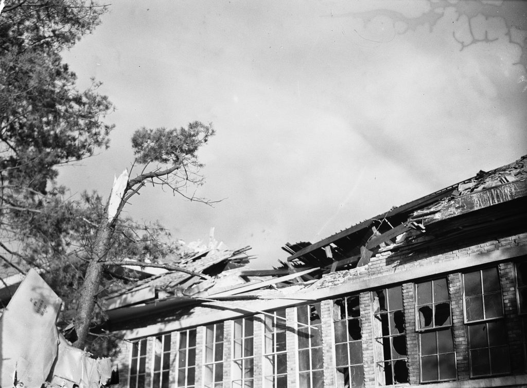 De ravage bij de Christelijke HBS aan de Jachtlaan na de vliegramp van 7 oktober 1946