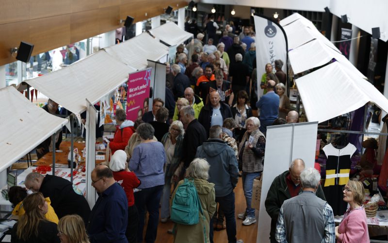 Ruim 70 organisaties presenteren zich tijdens Vrijwilligersmarkt Apeldoorn