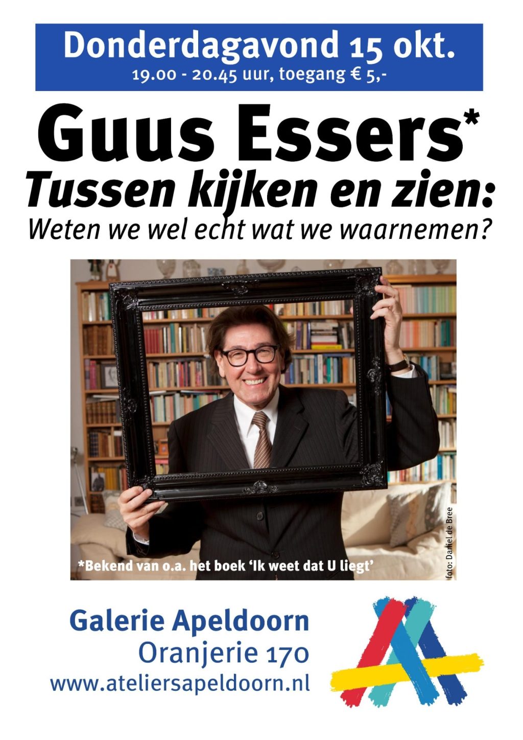 Guus Essers met een lijst, aankondiging lezing over waarneming in Galerie Apeldoorn