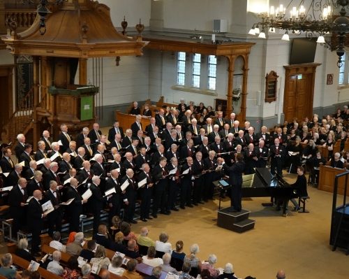 Apeldoorns Christelijk Mannenkoor ontvangt Koninklijke Erepenning bij 100-jarig jubileum
