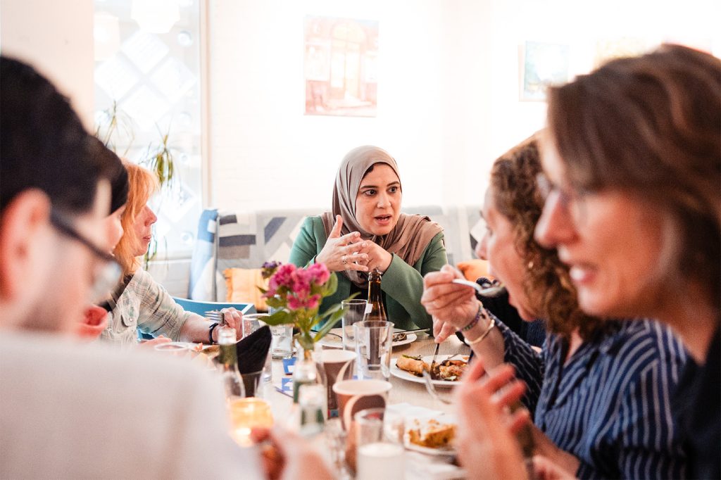 Inwoners, zorgverleners en vrijwilligers in gesprek tijdens talkshow over zorg en gezondheid