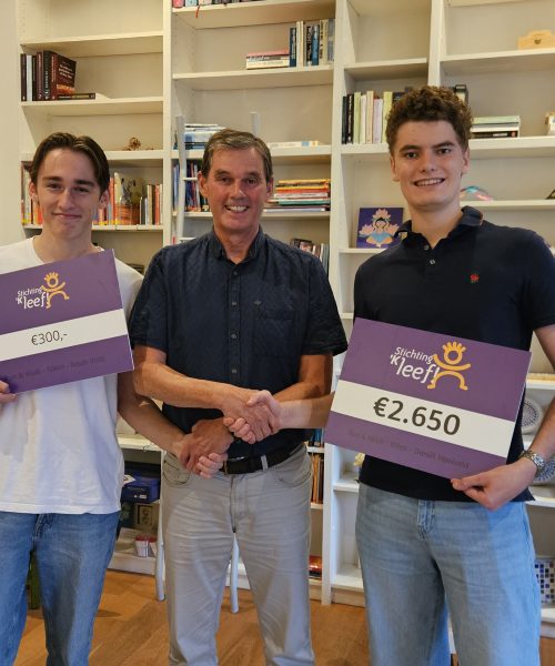 Jonge vrienden halen € 2.950 op voor Stichting ‘kLEEF! in Apeldoorn