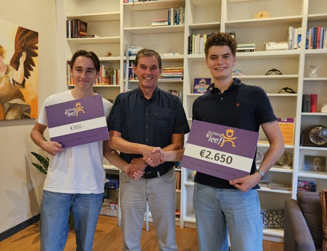 Jonge vrienden halen € 2.950 op voor Stichting ‘kLEEF! in Apeldoorn