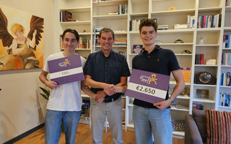 Jonge vrienden halen € 2.950 op voor Stichting ‘kLEEF! in Apeldoorn