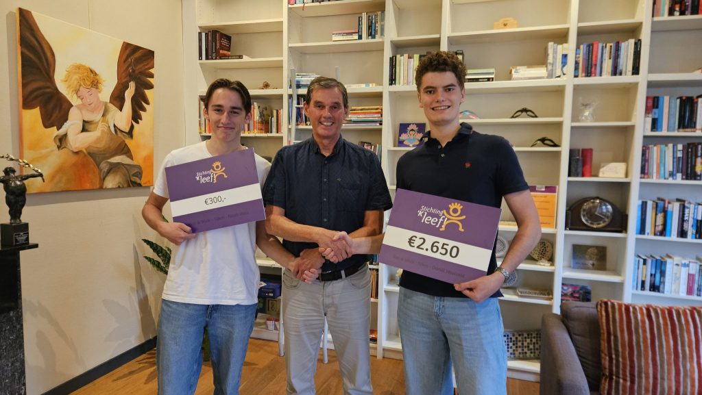 Noah, Theo Veeneman en Daniël bij de overhandiging van de donatie aan Stichting 'kLEEF