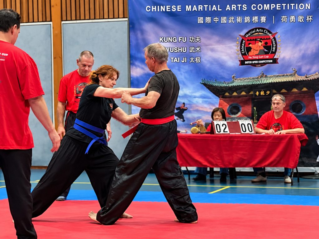 Deelnemers tijdens het Tai Chi Kampioenschap Apeldoorn 2026 in actie tijdens een Push Hands-wedstrijd