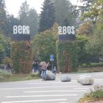 Ingang Stadspark Berg en Bos in Apeldoorn met bezoekers en herfstbomen