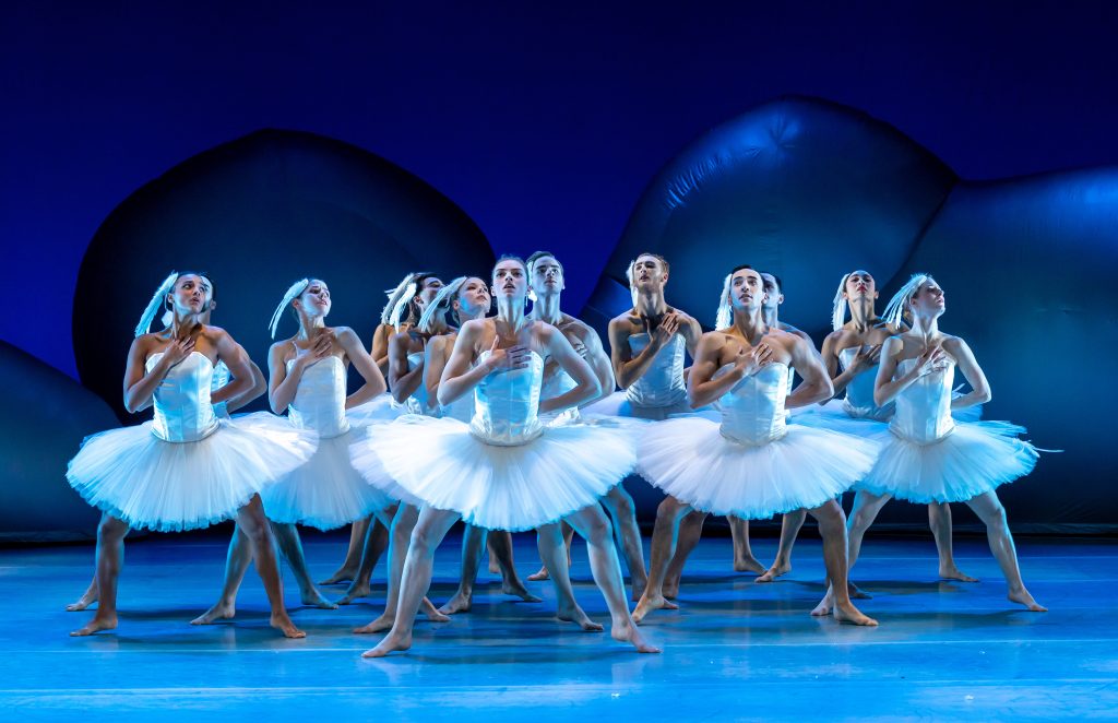 INTRODANS 'Swan Lake' choreografie Stijn Celis premiere: 16 december 2023 Apeldoorn Orpheus.