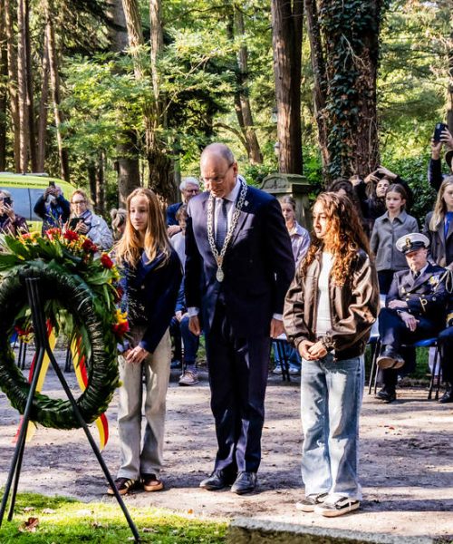 Apeldoorn herdacht vliegtuigramp van 80 jaar geleden bij Christelijk Lyceum