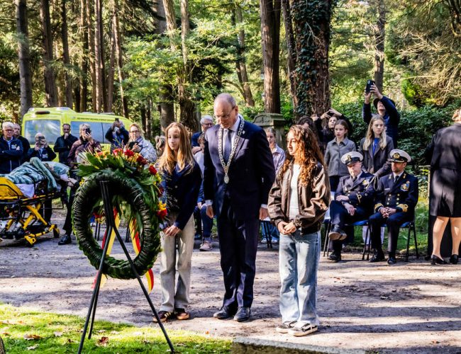 Apeldoorn herdacht vliegtuigramp van 80 jaar geleden bij Christelijk Lyceum