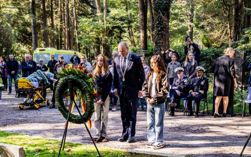 Apeldoorn herdacht vliegtuigramp van 80 jaar geleden bij Christelijk Lyceum