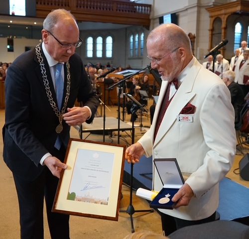 Apeldoorns Christelijk Mannenkoor ontvangt Koninklijke Erepenning bij 100-jarig jubileum