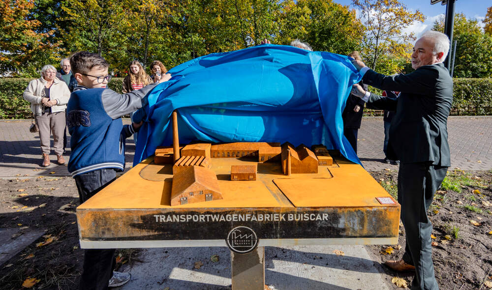 Onthulling maquette Transportwagenfabriek Buiscar door wethouder Peter Messerschmidt en kinderburgemeester Levi.