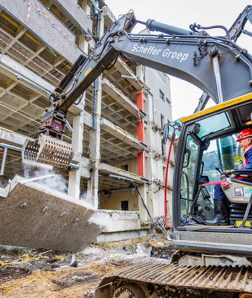 Sloop Pakhoedtorens naast Hertzbergerpand in Apeldoorn gestart