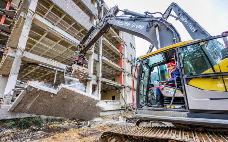 Sloop Pakhoedtorens naast Hertzbergerpand in Apeldoorn gestart